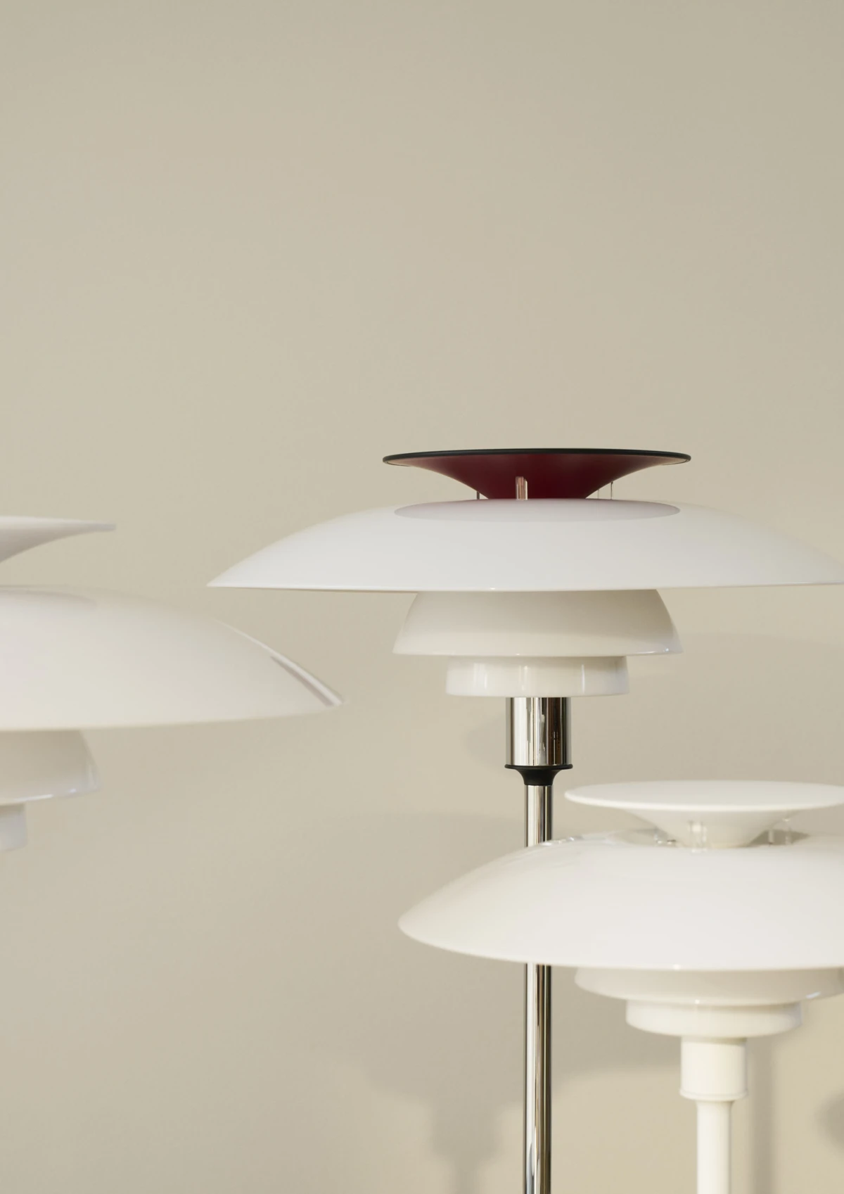 Side view of PH 80 table lamp with soft red and white light, © 2025 Louis Poulsen.