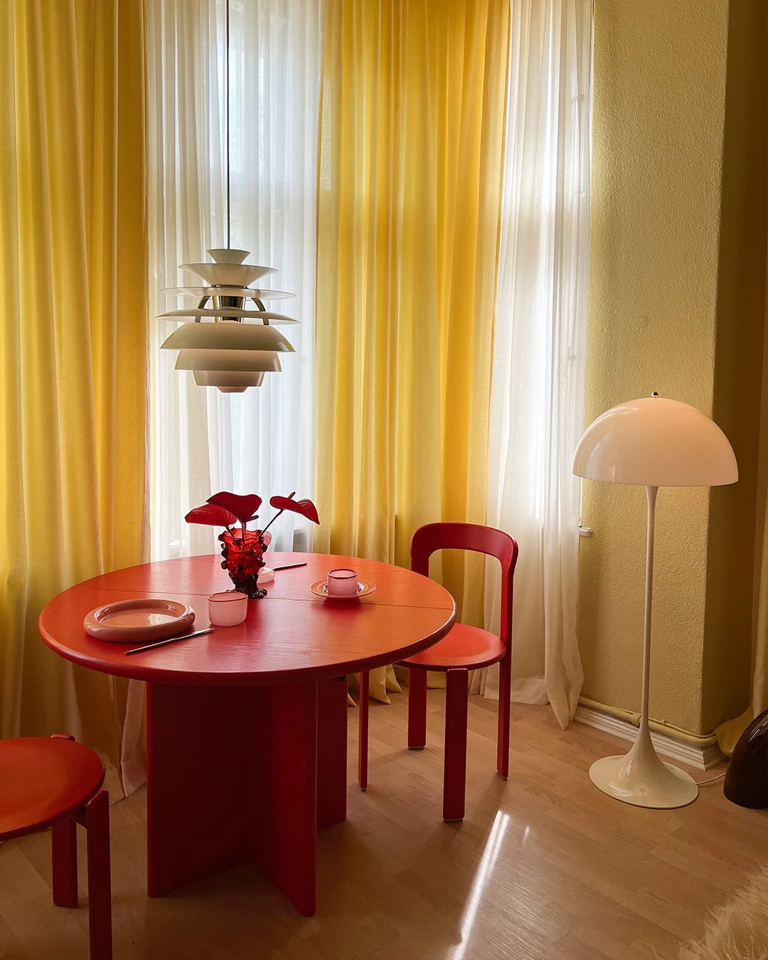 PH Snowball pendant and Panthella Floor lamp in warm yellow dining room, © 2025 Louis Poulsen.