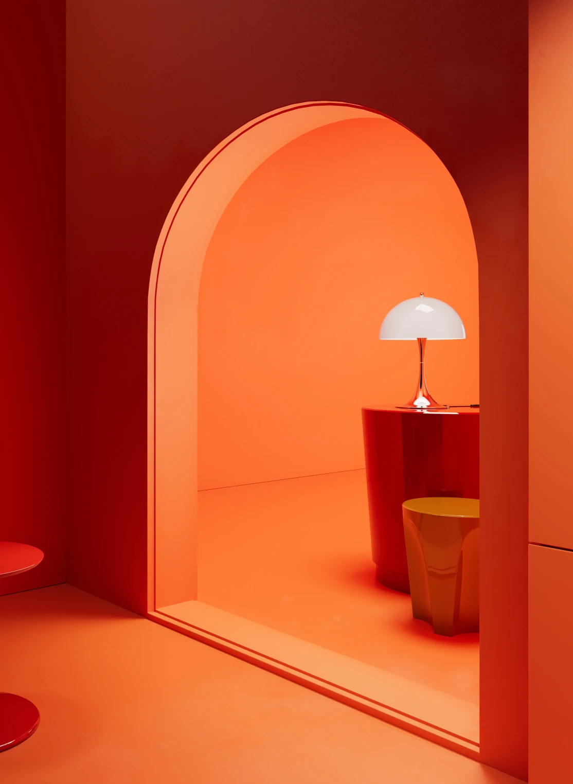 Eine weiße Panthella 250 Tischleuchte steht in einem skulpturalen Raum in Orange- und Rottönen. © 2026 Louis Poulsen.