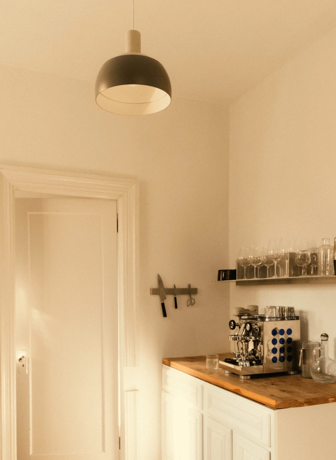 FJ Pendant in Original Grey illuminating minimalist kitchen corner, © 2025 Louis Poulsen.