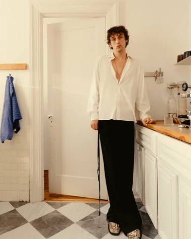 Eric Jess in bright minimalist kitchen, part of FJ Elements campaign, © 2025 Louis Poulsen.