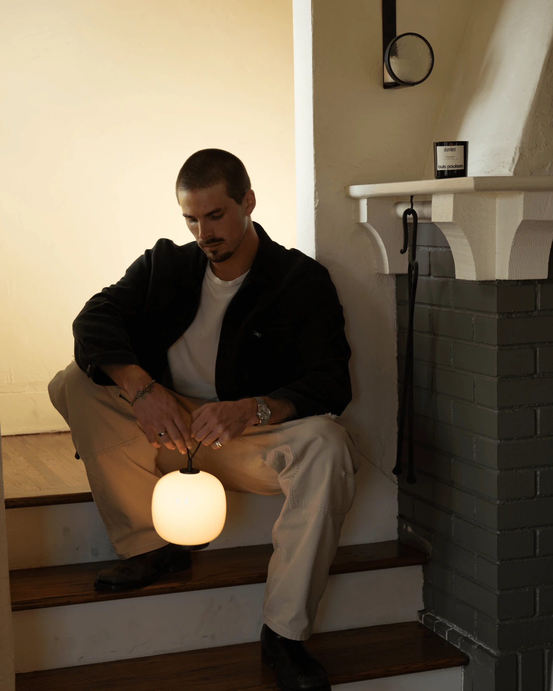 {"en":"Person seated on stairs holding VL45 Radiohus Portable beside Elsewhere scented candle, © 2025 Louis Poulsen.","da":"Person sidder på trappe med VL45 Radiohus Portable ved Elsewhere duftlys, © 2025 Louis Poulsen.","de":"Person sitzt auf Treppe mit VL45 Radiohus Portable neben Elsewhere Duftkerze, © 2025 Louis Poulsen.","sv":"Person sitter på trappa med VL45 Radiohus Portable bredvid Elsewhere doftljus, © 2025 Louis Poulsen.","nb":"Person sitter på trapp med VL45 Radiohus Portable ved Elsewhere duftlys, © 2025 Louis Poulsen.","fi":"Henkilö istuu portailla VL45 Radiohus Portable ja Elsewhere-tuoksukynttilän kanssa, © 2025 Louis Poulsen.","fr":"Personne assise dans un escalier avec VL45 Radiohus Portable et bougie Elsewhere, © 2025 Louis Poulsen.","it":"Persona seduta sulle scale con VL45 Radiohus Portable e candela Elsewhere, © 2025 Louis Poulsen.","nl":"Persoon op trap met VL45 Radiohus Portable naast Elsewhere geurkaars, © 2025 Louis Poulsen.","zh":"楼梯上的人物手持VL45 Radiohus Portable，旁有Elsewhere香氛蜡烛, © 2025 Louis Poulsen.","ja":"階段に座る人物とVL45 Radiohus Portable、Elsewhereキャンドル, © 2025 Louis Poulsen.","ko":"계단에 앉은 사람과 VL45 Radiohus Portable, Elsewhere 향초, © 2025 Louis Poulsen.","es":"Persona sentada en escaleras con VL45 Radiohus Portable y vela Elsewhere, © 2025 Louis Poulsen."}