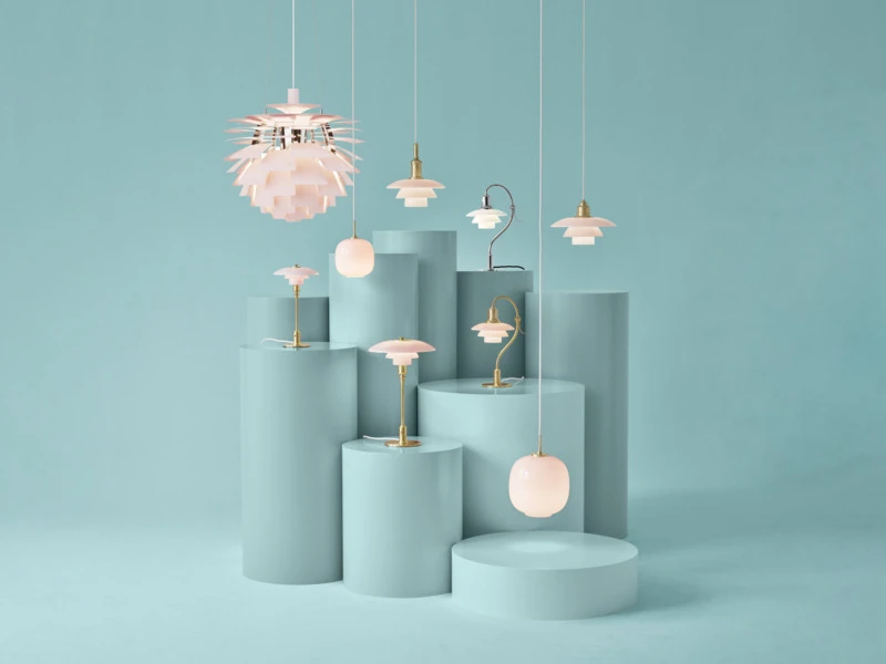 PH Artichoke, PH 3/3 Pale Rose Pendant, PH 3½-3 Pale Rose Brass Pendant et suspensions VL 45 Radiohus Pale Rose, avec des lampes de table PH roses sur des socles turquoise. © 2026 Louis Poulsen.