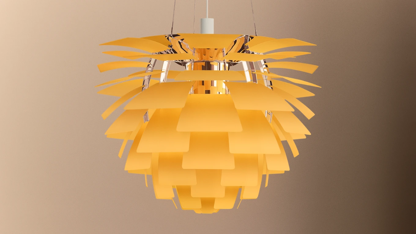 Een oranje PH Artichoke hanglamp straalt warm licht uit tegen een beige muur. © 2026 Louis Poulsen.