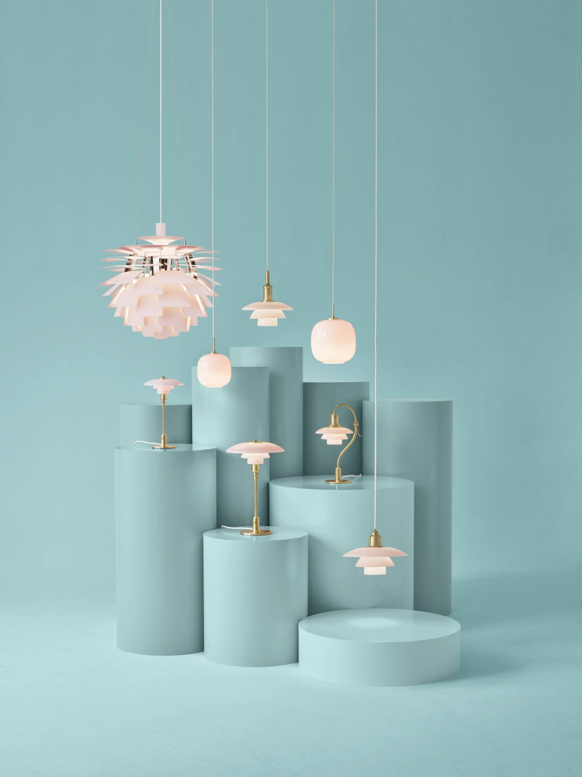 PH Artichoke Pale Rose, PH 3/3 Pale Rose hanglampen en PH 2/2 Question Mark Pale Rose tafellampen in een turquoise studio. © 2026 Louis Poulsen.