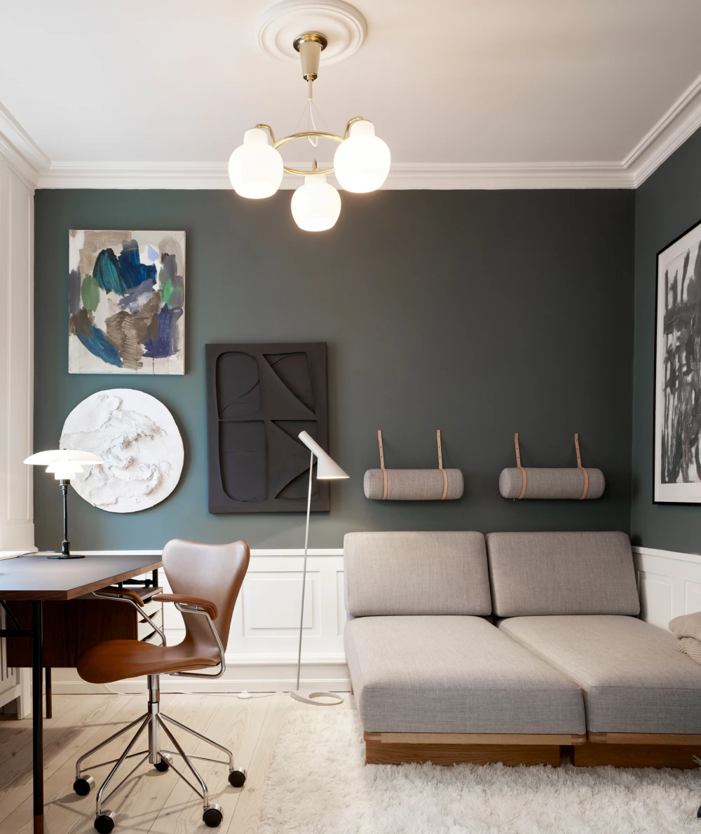 Een VL Ring Crown 3-5-7 hanglamp, PH 3/2 tafellamp en witte Yuh vloerlamp in een thuiskantoor. © 2026 Louis Poulsen.