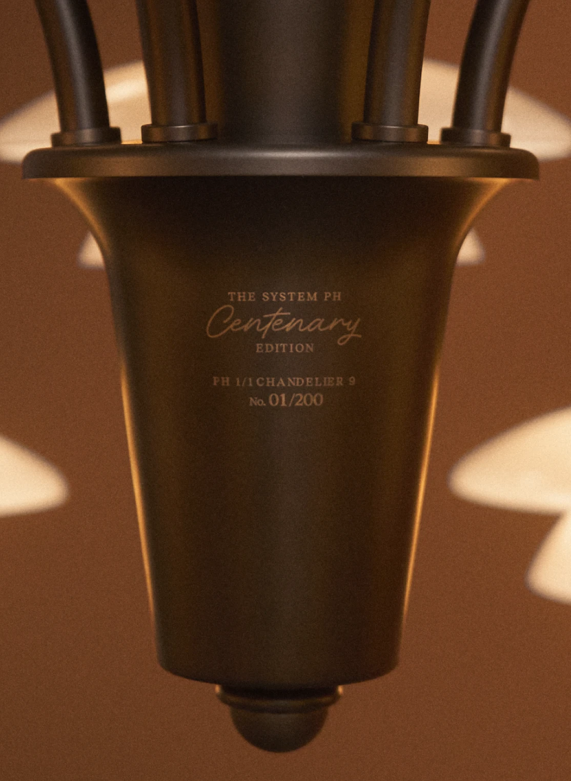 Close-up van de PH 1/1 Chandelier Centenary Edition in donker brons, met de gravure Centenary Edition. © 2026 Louis Poulsen.