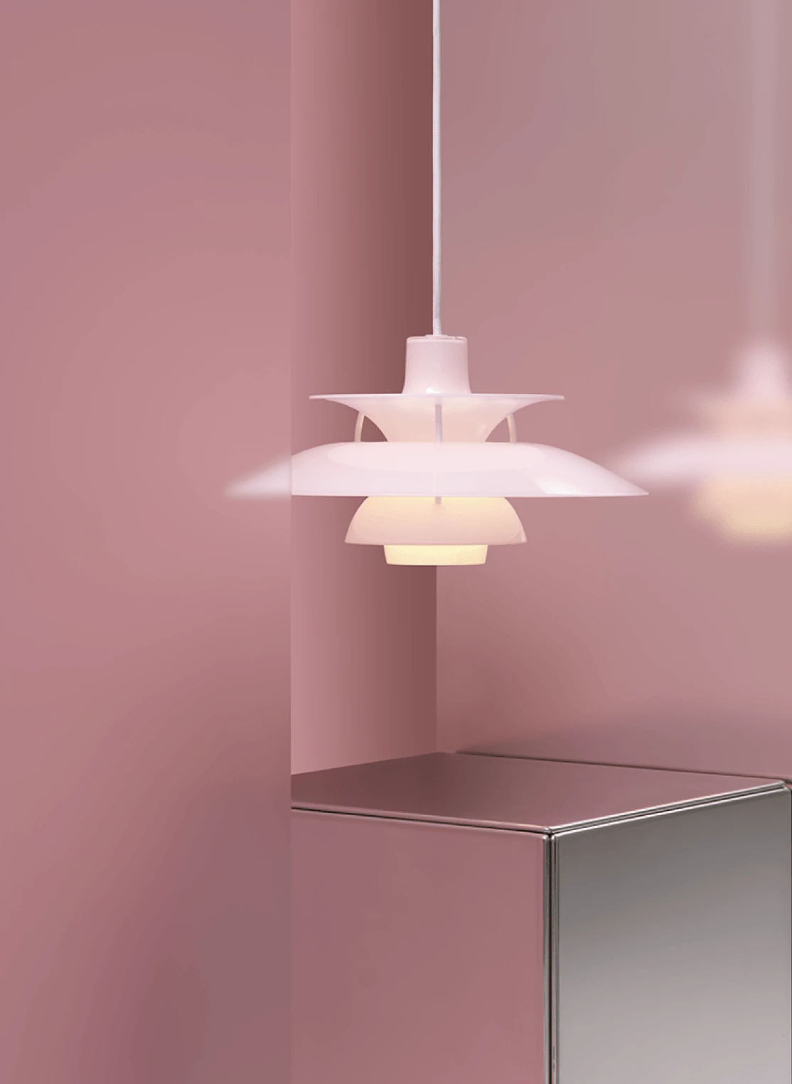 PH 5 Opal in Pale Rose boven een metalen sokkel in een roze interieur, © 2025 Louis Poulsen.