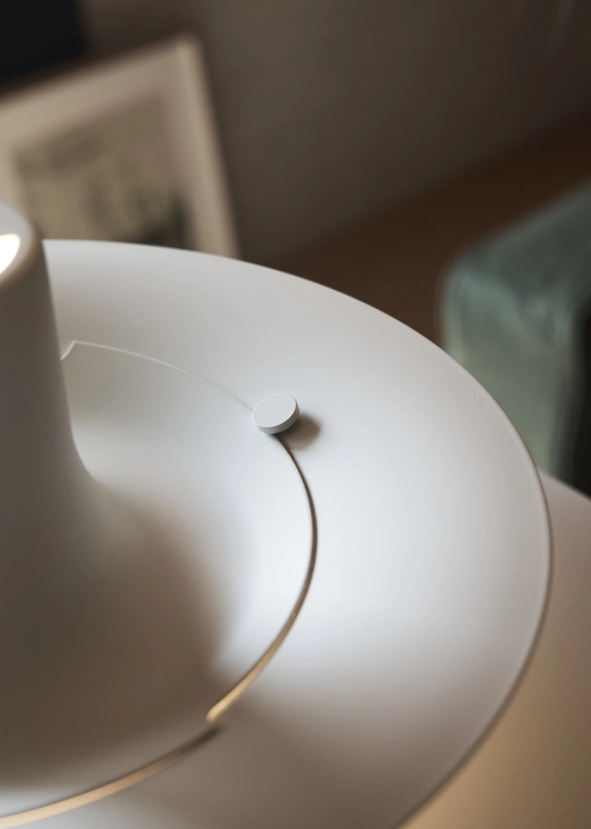 Close-up van de PH 5 hanglamp in licht tin, met de gelaagde kappen van bovenaf in beeld. © 2026 Louis Poulsen.
