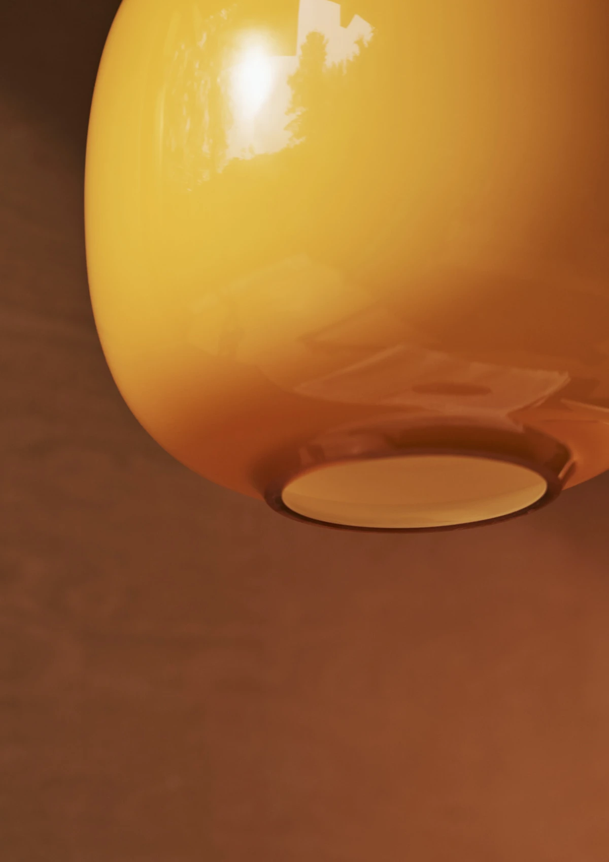 Close-up van een VL 45 Radiohus hanglamp van opaalglas met een warme gloed. © 2026 Louis Poulsen.