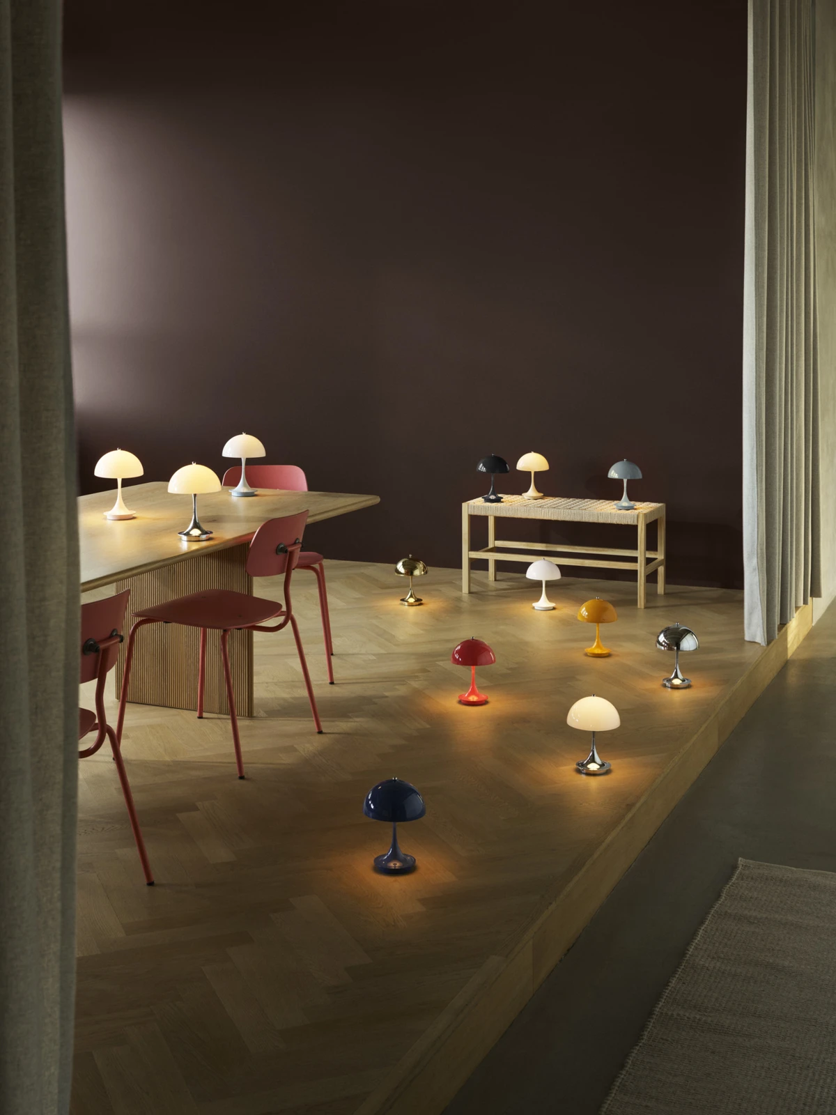 Meerdere Panthella 160 tafellampen in woonkamerinterieur, © 2026 Louis Poulsen.