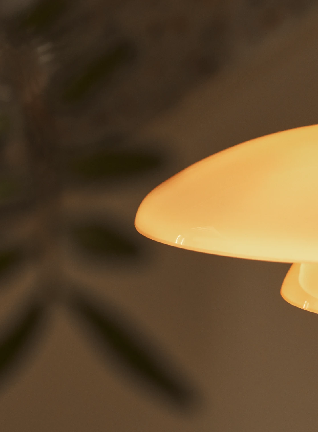 PH 2/1 Dusty Terracotta bordlampe i nærbillede med varmt lys fra den opale glasskærm. © 2026 Louis Poulsen.