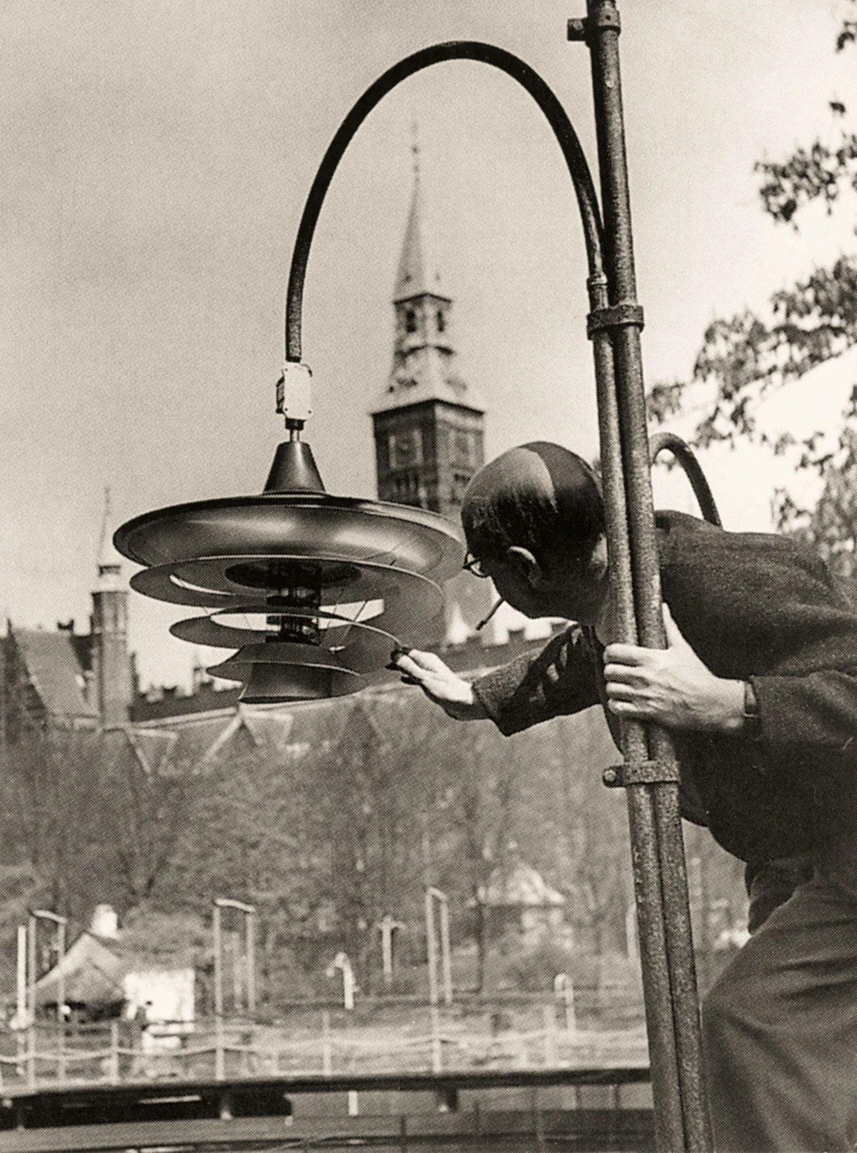 Poul Henningsen inspecteert vroege buitenarmatuur in Kopenhagen, © 2025 Louis Poulsen.