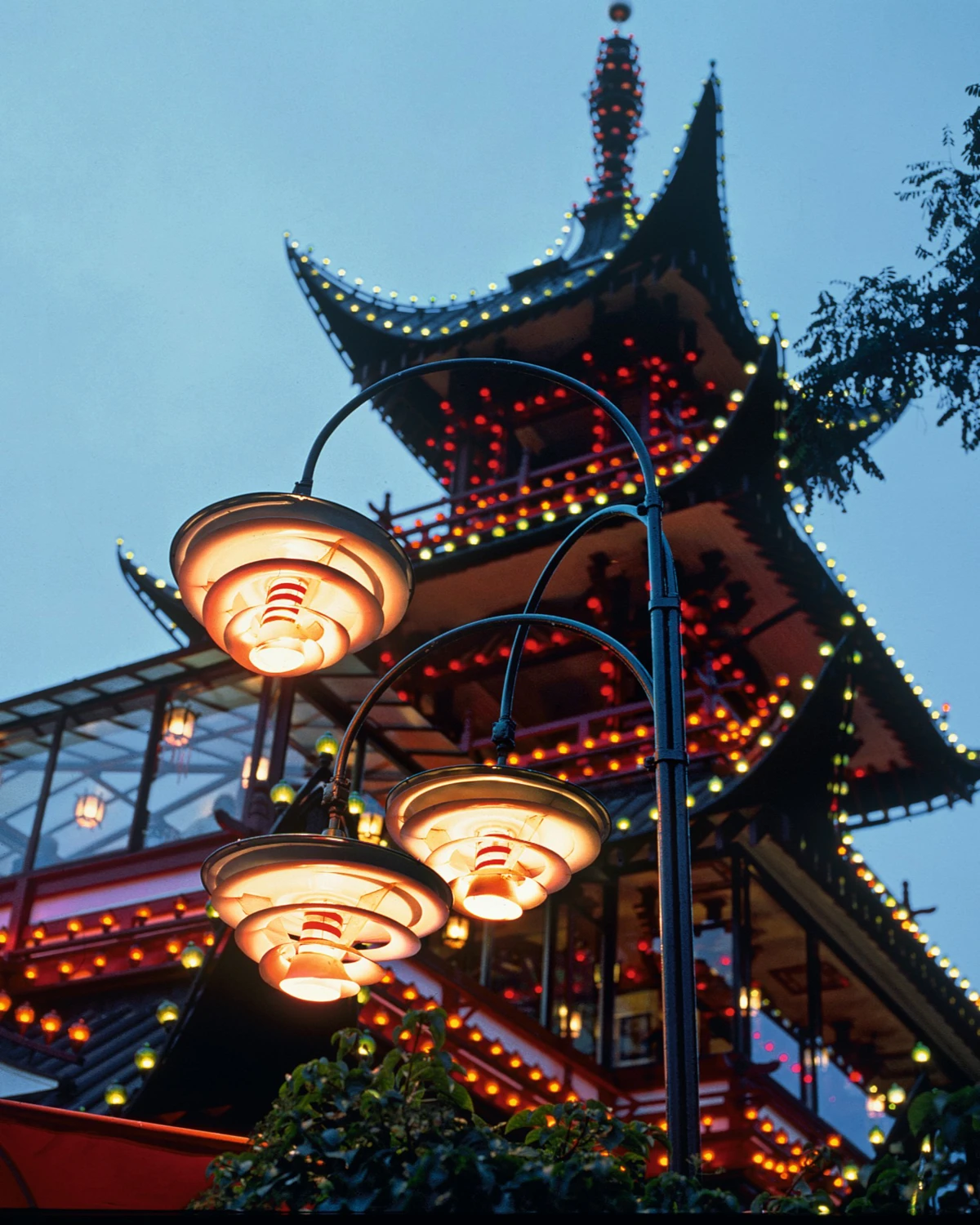 PH buitenlampen verlichten de pagode in Tivoli bij schemering, © 2025 Louis Poulsen.