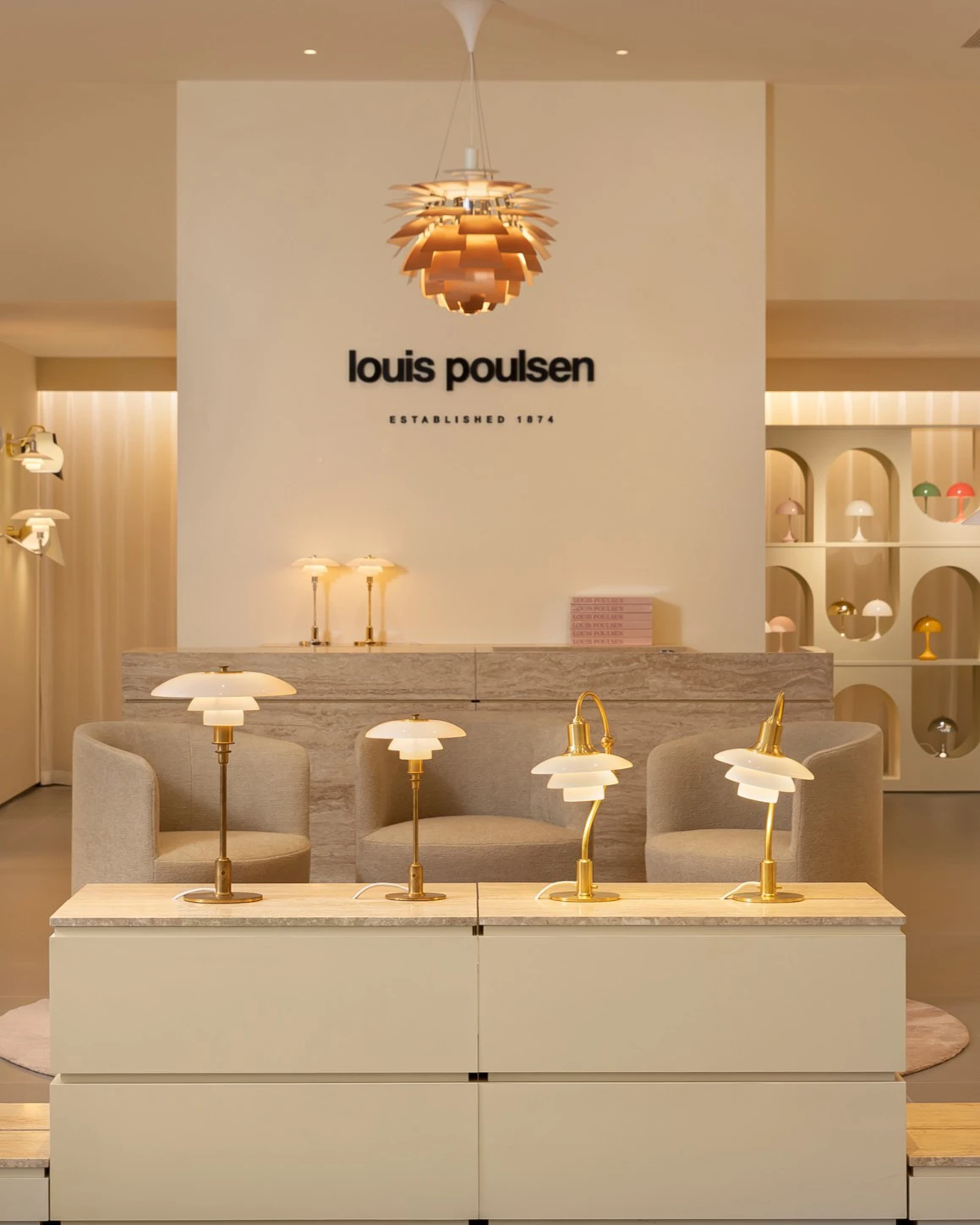 Louis Poulsen showroom met PH tafellampen en hanglampen in de Hangzhou Tower winkel in China, © 2025 Louis Poulsen.
