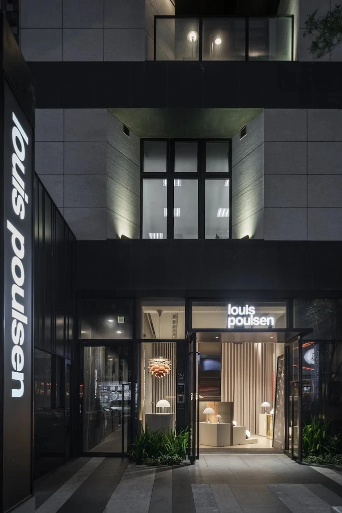 夜の台中にあるルイスポールセンの店舗。店内にはPH Artichokeのペンダントとテーブルランプが並ぶ。 © 2026 Louis Poulsen.