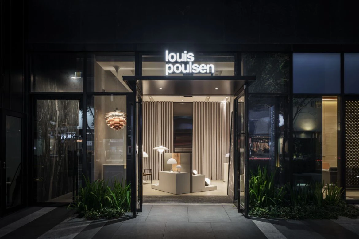 台中のLouis Poulsen店舗。窓辺にPH Artichokeペンダントがあり、店内にも照明が展示されています。 © 2026 Louis Poulsen.