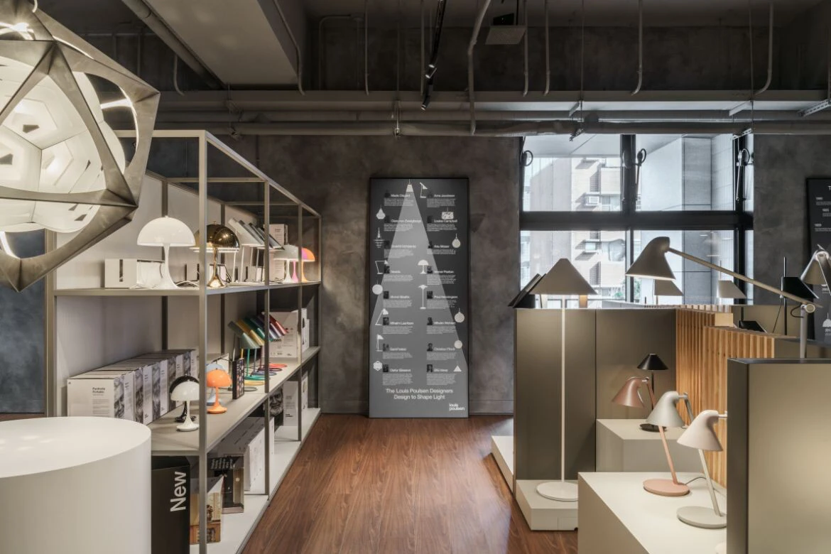 台中のルイスポールセン店舗に展示された大型のPH Artichoke。周囲にはテーブルランプやフロアランプが並んでいます。 © 2026 Louis Poulsen.