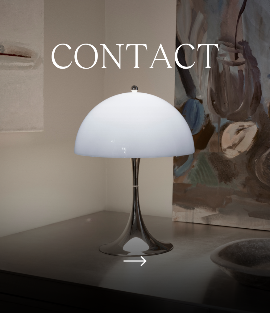 Contact – Panthella 400 tafellamp met witte kap en chromen voet op een tafel naast een schilderij. © 2026 Louis Poulsen.