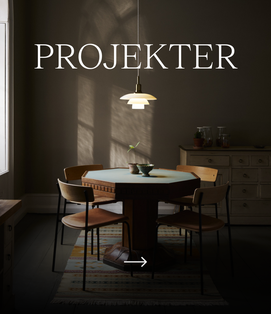 PH 3/2 pendel lyser over et spisebord i et dunkelt rum med træmøbler; grafikken viser teksten »PROJEKTER«.‌ © 2026 Louis Poulsen.