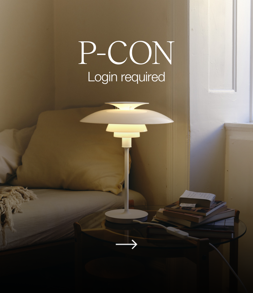 P-CON – inloggen vereist; een witte PH 3½-2½ tafellamp brandt naast een sofa. © 2026 Louis Poulsen.
