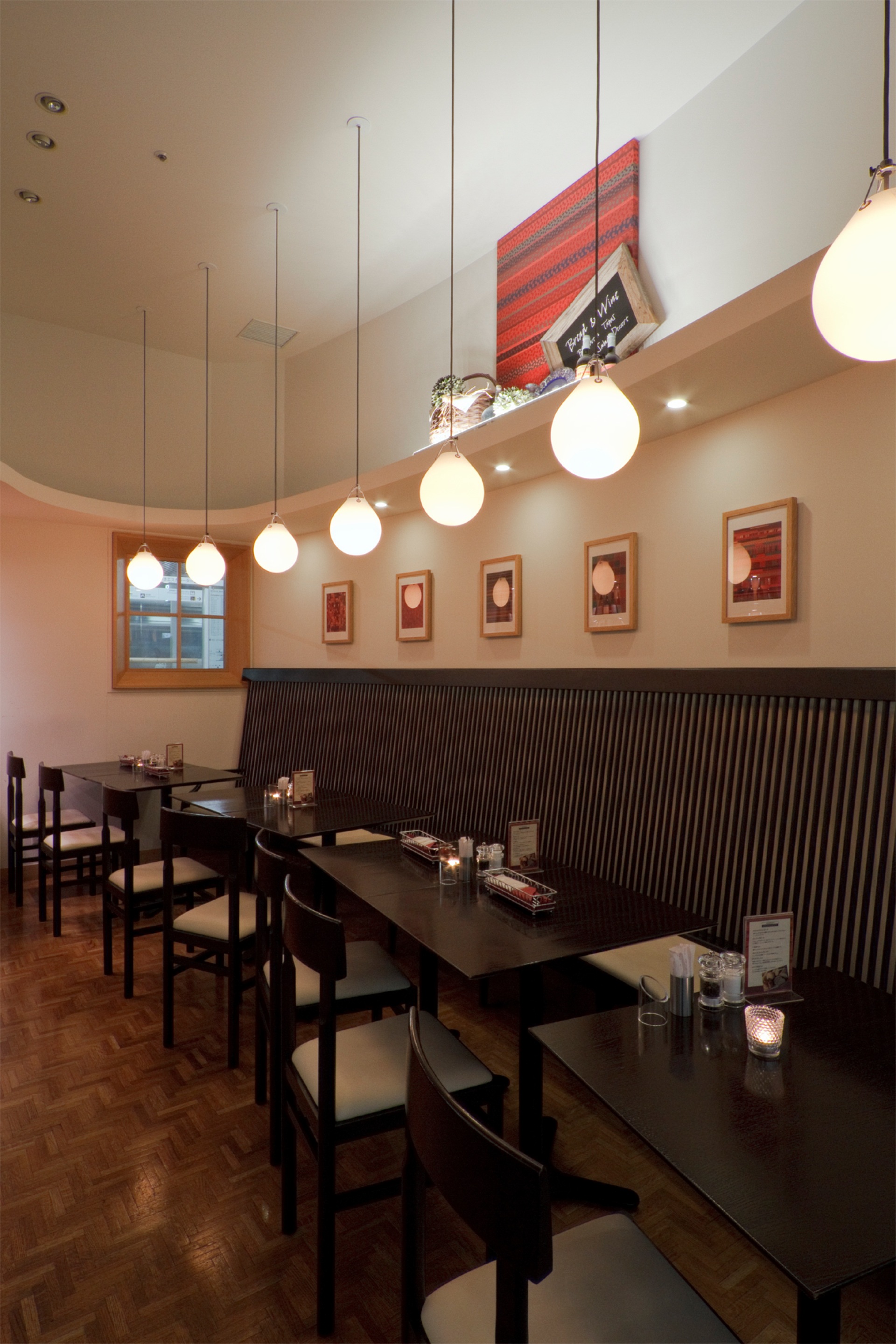 White Moser Pendant lights hang above the tables at Andersen Bread & Company. © 2026 Louis Poulsen.